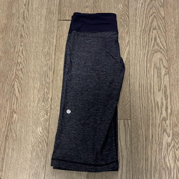 Lululemon shorts/crops 22” size 4 - Picture 3 of 4